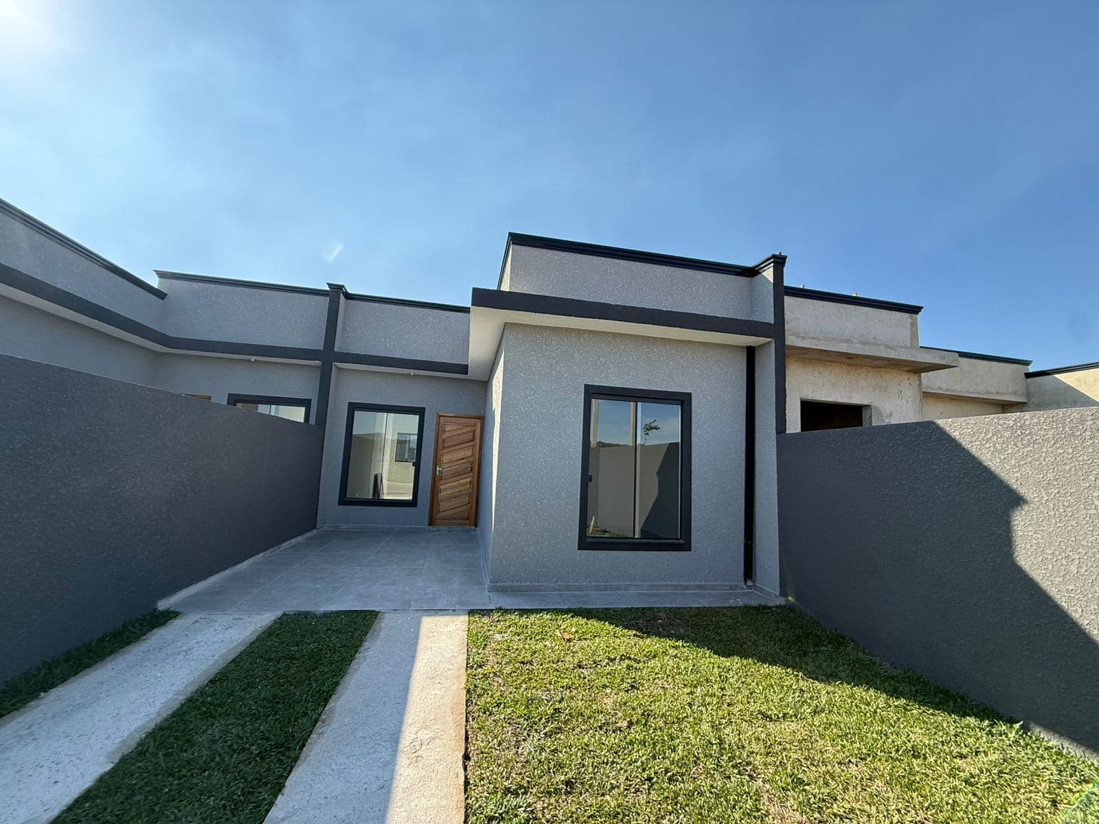 EXCELENTE CASA COM 3 QUARTOS.